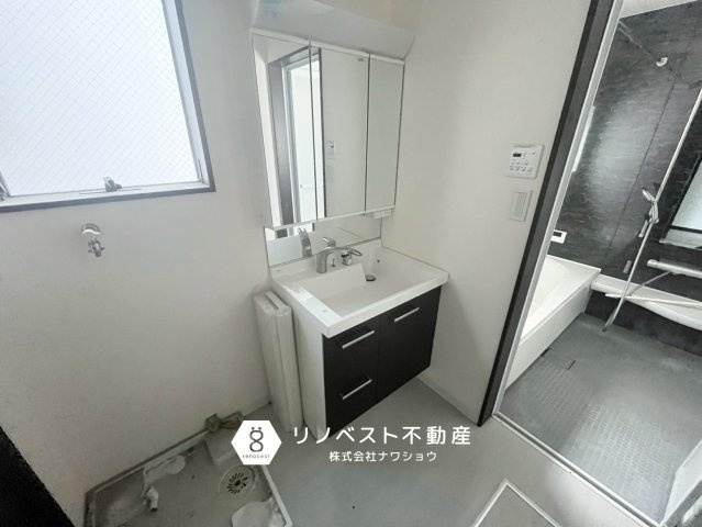東大阪市布市町3丁目の洗面所|大きな喚起窓がカビ対策に！照明がなくても明るいのが魅力的♪