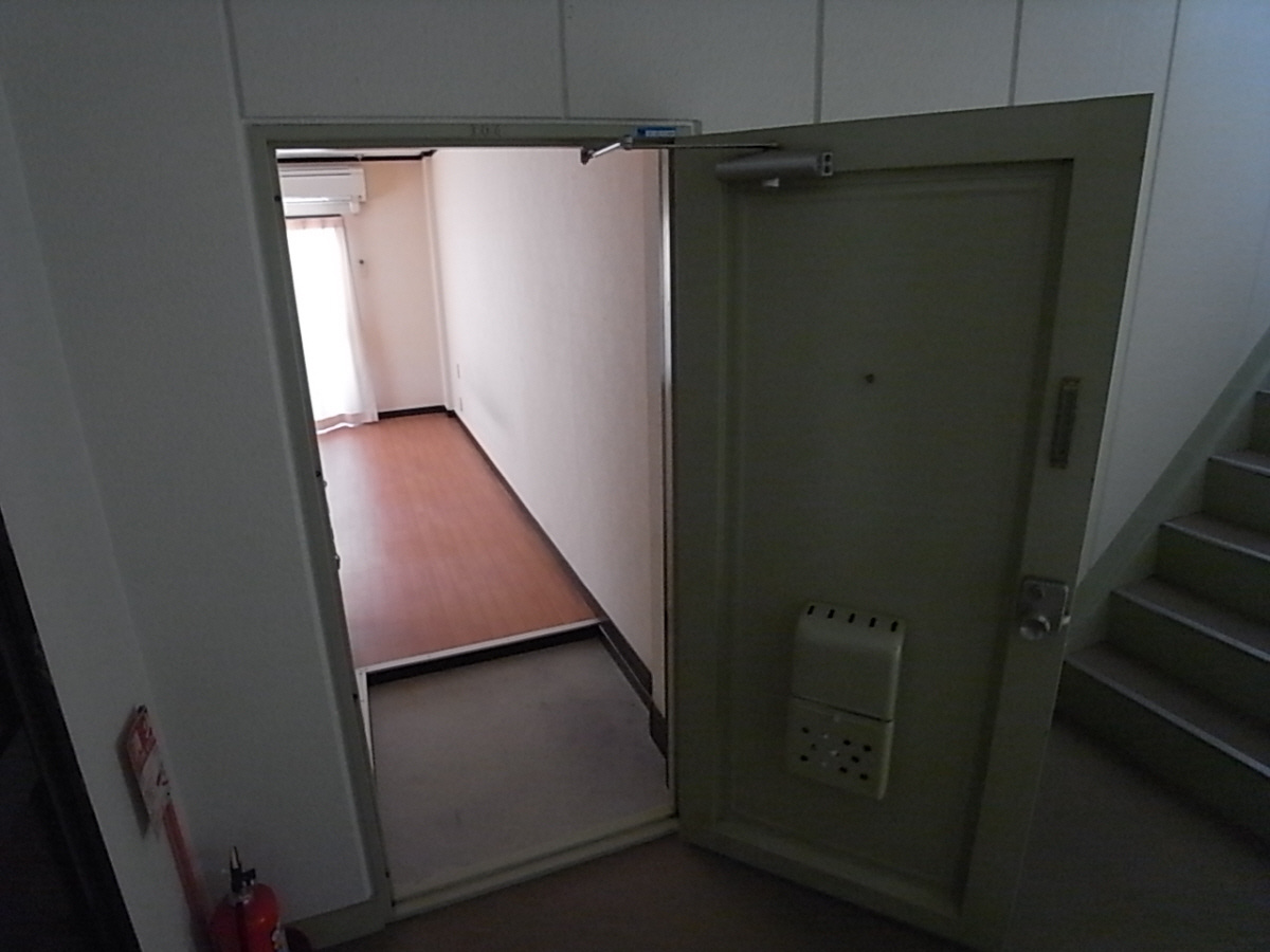 石津ハイツの玄関