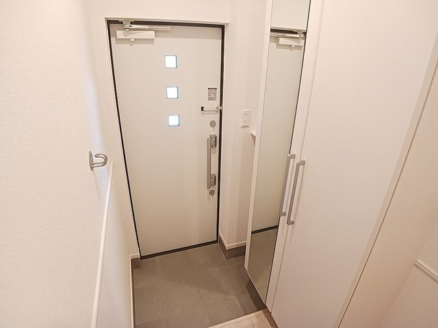 ブルーコーラルの玄関|収納もある玄関です