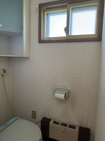 網走市駒場南３丁目　売家のトイレ|トイレは窓付きです。