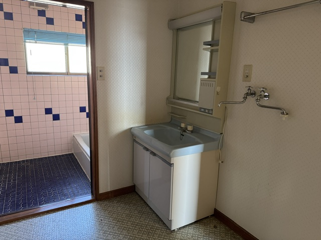 網走市駒場南３丁目　売家の脱衣所|脱衣室の洗面所です。