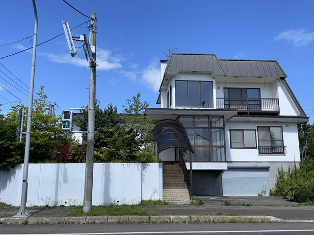 網走市駒場南３丁目　売家の外観|南側　地下車庫　ポーチ階段　風除室