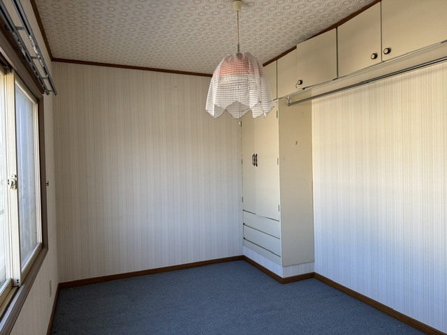 網走市駒場南３丁目　売家の洋室|洋室5帖は6帖に収納スペースが有ります。