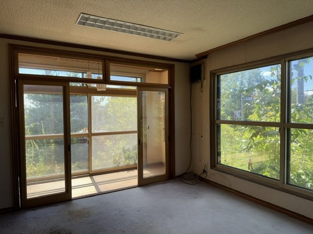 網走市駒場南３丁目　売家の居間・リビング|西LDKのりびんぐは縁側付の2面採光です。