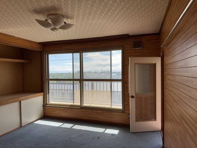 網走市駒場南３丁目　売家の洋室|洋室9帖はベランダ付です。吹き抜けホールに出られます。