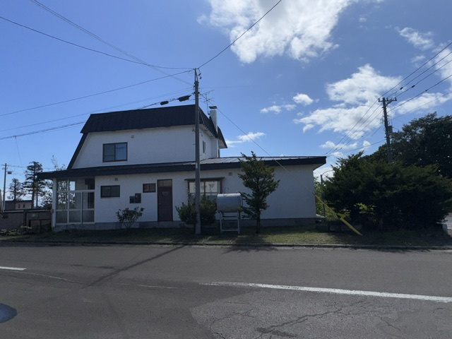 網走市駒場南３丁目　売家の外観|北側　1F玄関　勝手口