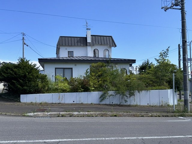 網走市駒場南３丁目　売家の外観|西側からの外観です。南北で高低差が有り南側車庫が地下1Fとなります。