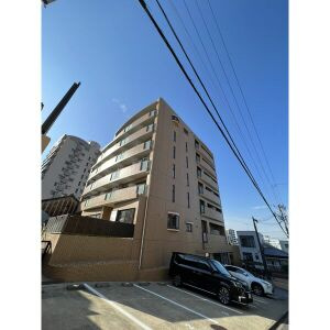 ラモヴェール白壁の駐車場