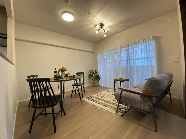レクセルガーデン南古谷の居間・リビング|リビングダイニングの別角度写真です。ご家族が自然と集まる温かみのある明るい空間が広がっています。ダイニングテーブルやソファを置いてもゆとりがあり、ゆったりとした時間をお過ごしいただけます。