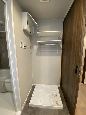 レクセルガーデン南古谷のランドリースペース|専用の洗濯機設置スペースです。周囲には洗剤や柔軟剤、ランドリーグッズを置ける余裕があり、毎日の洗濯作業を効率的に行えます。水まわりの動線上に配置されており使い勝手抜群の設計となっています。