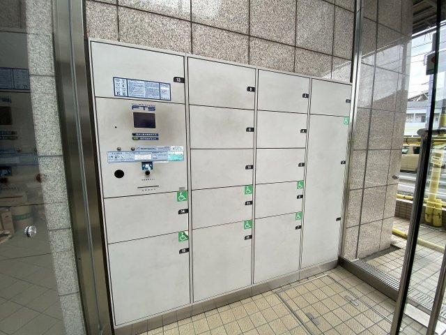 レクセルガーデン南古谷の設備|不在時でもお荷物が受け取れる宅配ボックスです。共働きのご家庭や外出が多い方、ネット通販をよく利用される方にも大変便利。対面なしで受け取れるためセキュリティ面でも安心感のある現代の必須設備です。
