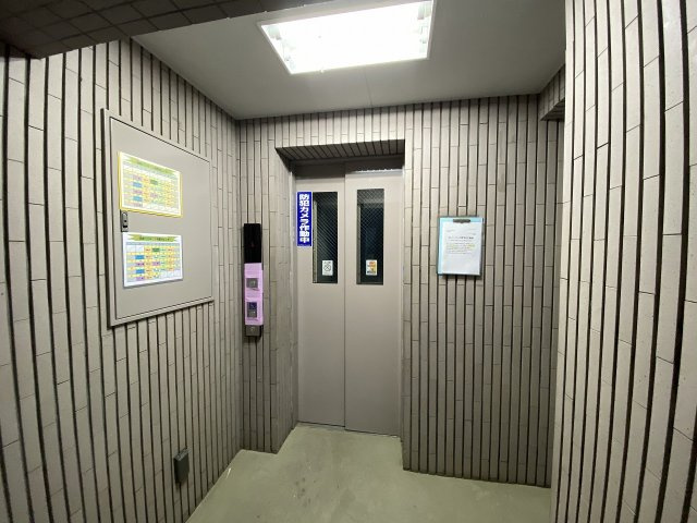 レクセルガーデン南古谷のその他共用部分|敷地内に完備されたエレベーターです。お買い物帰りで荷物が多い日や、ベビーカーをご利用の際も上階までスムーズに移動できます。日々のご利用や毎日の暮らしを安全かつ快適にサポートしてくれる設備です。