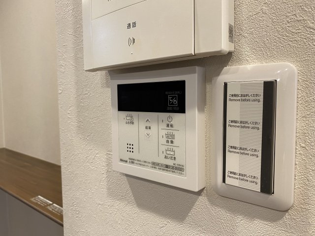 レクセルガーデン南古谷の発電・温水設備|給湯器のリモコンパネルです。ワンタッチでお湯張りや保温、追い焚き操作が手軽に行えます。キッチンや浴室からの操作もスムーズで、ご家族皆さまの快適で温かなお風呂時間を心地よくサポートしてくれます。