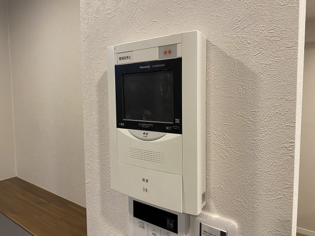 レクセルガーデン南古谷のセキュリティ|TVモニター付きインターホンです。室内から訪問者の顔と声をしっかり確認してから対応できるため、防犯面にとても優れています。お子様のお留守番時や一人での対応時にも安心感をもたらしてくれる設備です。