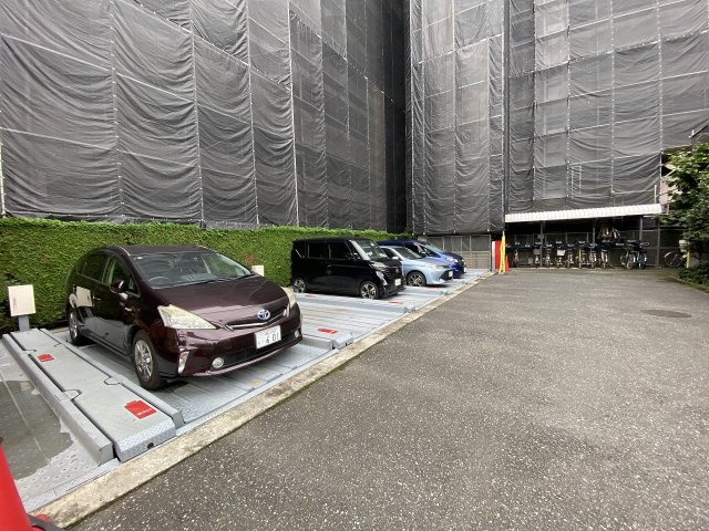 レクセルガーデン南古谷の駐車場|敷地内に併設された駐車場スペースです。大切なお車を敷地内で安全に保管でき、雨の日やお買い物帰りの荷物の出し入れもスムーズに行えます。