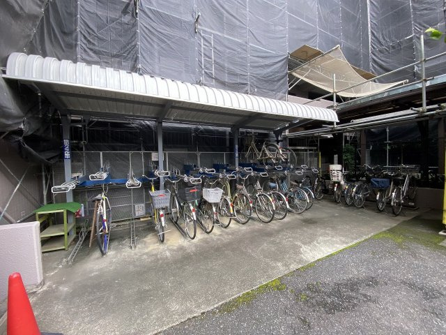 レクセルガーデン南古谷の駐輪場|屋根付きの駐輪場スペースを完備しています。大切な自転車を雨風からしっかり守り、綺麗な状態を保つことができます。整然と区画整理されており、毎日の通勤・通学の際もスムーズに出し入れが可能です。