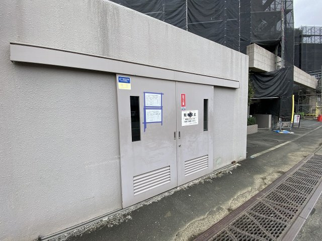 レクセルガーデン南古谷のその他共用部分|敷地内に設置された専用のゴミ置場スペースです。きれいに整理整頓・清掃が施されており、マンション全体の管理体制の良さを伺わせます。衛生的に保たれており、毎日のゴミ出しもスムーズに行える仕様です。