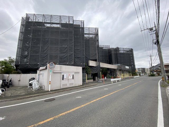 レクセルガーデン南古谷の外観|駅徒歩4分の好立地に佇む重厚感あるマンションの外観です。大規模修繕等で適切に維持管理されており、周辺には買い物施設や学校が揃うなど、利便性と快適な住環境を兼ね備えた魅力的なロケーションです。