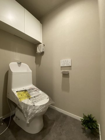 レクセルガーデン南古谷のトイレ|新規交換された清潔感のある温水洗浄便座付きトイレです。壁面や床も綺麗にリノベーションされており、快適なプライベート空間を実現しています。手入れもしやすく日常使いに大変便利な衛生設備となっています。