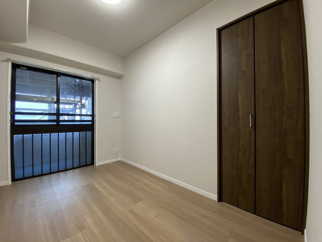 レクセルガーデン南古谷の子供部屋|間取り図上部中央に位置する4.0帖の洋室です。新規クロス貼替済みで明るく綺麗な空間となっており、お子様のお部屋やリモートワーク用の書斎、趣味の部屋としても使い勝手の良い快適なワークスペースです。