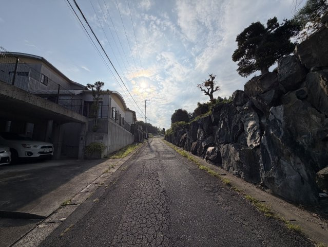 常陸太田市中古戸建の前面道路含む現地写真
