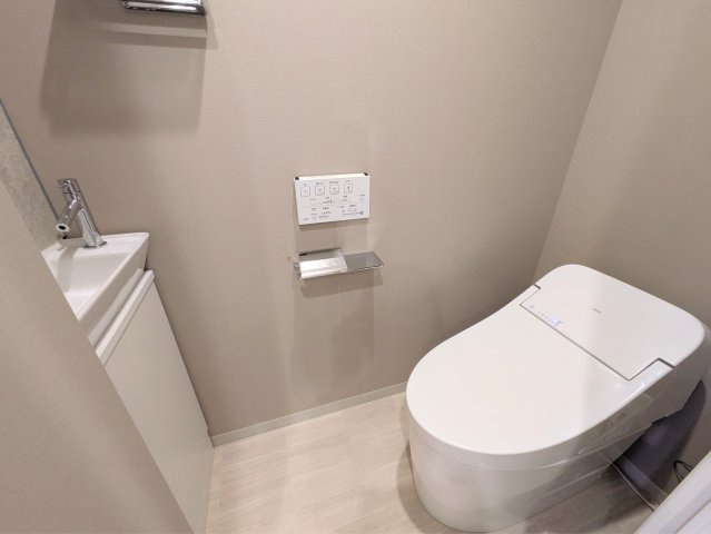 クレアホームズfranc松山駅前のトイレ|手洗いカウンター付きの清潔感あふれるトイレで、毎日の生活動作がスムーズに行えます。