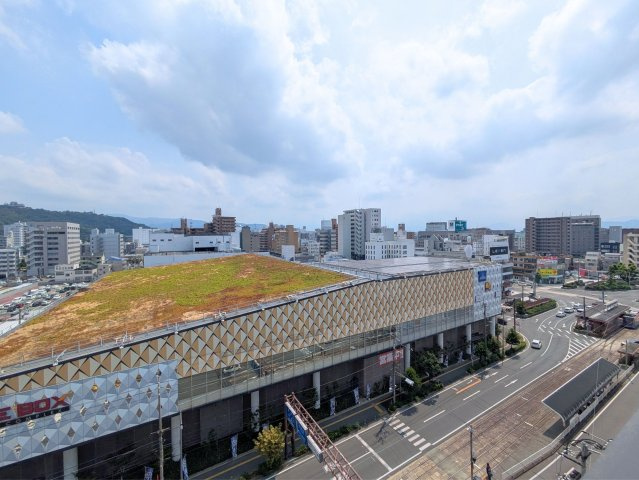 クレアホームズfranc松山駅前の展望|バルコニーからは開放的な街並みが広がり、四季折々の空の移ろいを感じながら過ごせます。