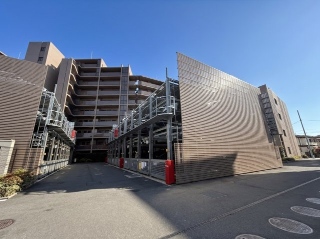 ウエリス世田谷砧の駐車場