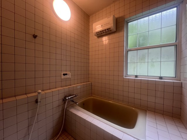 那須烏山市南大和久｜サウナとビルトインガレージのある、ミサワホーム施工の3階建て住宅の浴室