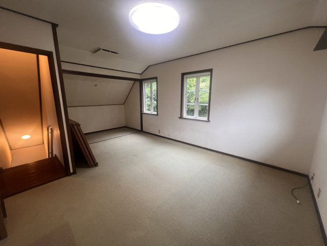 那須烏山市南大和久｜サウナとビルトインガレージのある、ミサワホーム施工の3階建て住宅の洋室|2F洋室カーペット