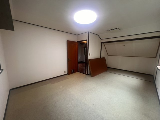 那須烏山市南大和久｜サウナとビルトインガレージのある、ミサワホーム施工の3階建て住宅のその他|2F洋室カーペット