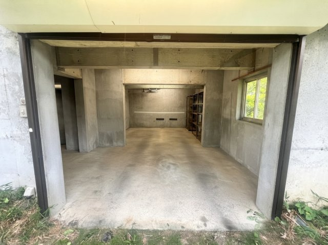 那須烏山市南大和久｜サウナとビルトインガレージのある、ミサワホーム施工の3階建て住宅の駐車場|1F駐車場兼倉庫