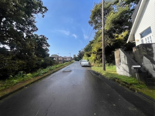 那須烏山市南大和久｜サウナとビルトインガレージのある、ミサワホーム施工の3階建て住宅の前面道路含む現地写真