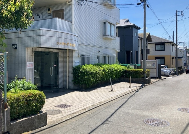 【外観】 | シルフィード相武台 | 外観はマンション管理がされているかの目安になります。築年数が古いと、壁面は劣化してひび割れが生じることも！建物が古びていても細かいところが修繕されていると、きちんと管理されているなぁと感じるでしょう。