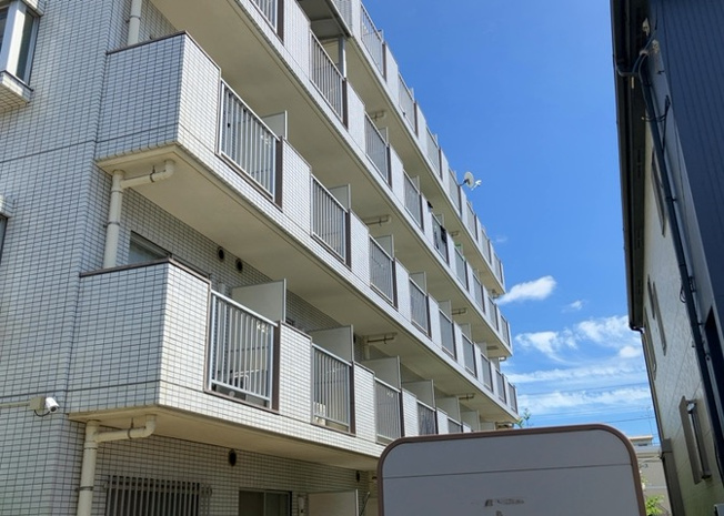 【バルコニー】 | シルフィード相武台 | 一般的なバルコニーは、奥行1.5ｍ程ですが、ワイルドバルコニーは2ｍまで広がっています。そのため洗濯物の間隔をあけ干すことができ、乾きやすいというメリットや、ガーデニングが楽しめる等の特徴があります。