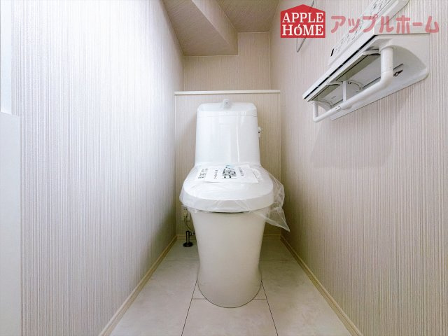 [新築住宅] 深谷市上野台 全3区画のトイレ|白を基調とした清潔感のある明るい空間。温水洗浄便座付きで、毎日快適・清潔に使用できます。操作しやすい壁面リモコンを採用しています。