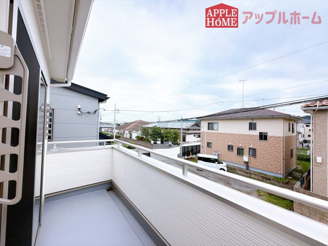 [新築住宅] 深谷市上野台 全3区画のバルコニー|家族分の洗濯物もしっかり干せます。日当たりも良く、毎日のお洗濯が楽しくなりそう♪お布団は手軽に干せていつもポカポカに☆
