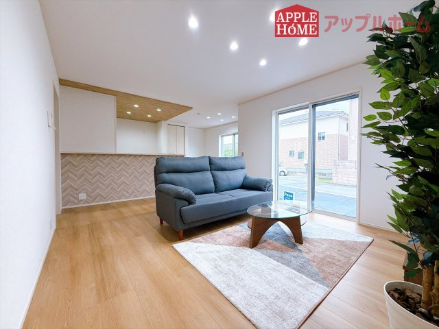 [新築住宅] 深谷市上野台 全3区画の居間・リビング|窓から差し込む光で家族を温かく包み込みます。明るいリビングで子育てする喜びを☆いつでも見学可能です！