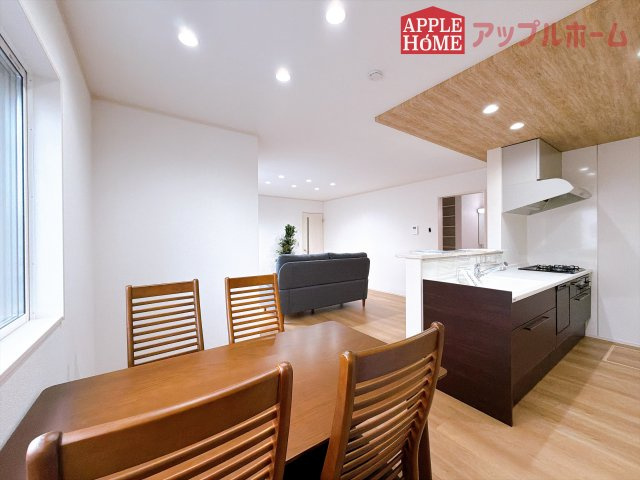 [新築住宅] 深谷市上野台 全3区画の居間・リビング|広々リビング×対面キッチンで家族の会話も弾みます♪家族団らんの秘訣は間取りにあり☆夢のマイホームを一緒に叶えましょう！