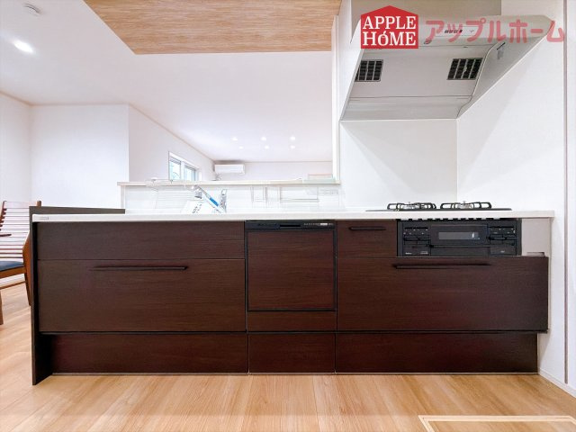 [新築住宅] 深谷市上野台 全3区画のキッチン|キッチンから部屋中が見守れるので、小さなお子様がいるご家庭でも安心です。シンプル×ナチュラルな温かい空間は、どんなスタイルの家具も合わせやすいお部屋です。