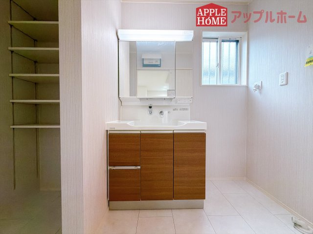 [新築住宅] 深谷市上野台 全3区画の独立洗面台|鏡の裏に歯ブラシや化粧水、整髪料など小物を隠して収納でき、生活感を出さずに綺麗な空間に保てます。また、左右の鏡を動かすことで横や後ろ向きの姿をチェックできるのも嬉しいポイントです♪