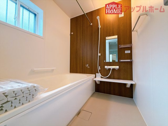 [新築住宅] 深谷市上野台 全3区画の浴室|窓付きのバスルームは、採光もあり明るく気持ちの良い空間です。窓があることで、換気環境も良好。掃除もスムーズに出来ます♪