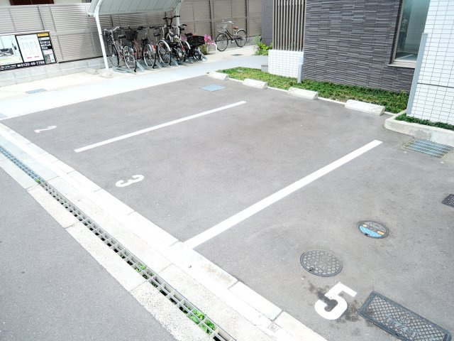 高槻市芥川町３丁目の賃貸マンションの駐車場