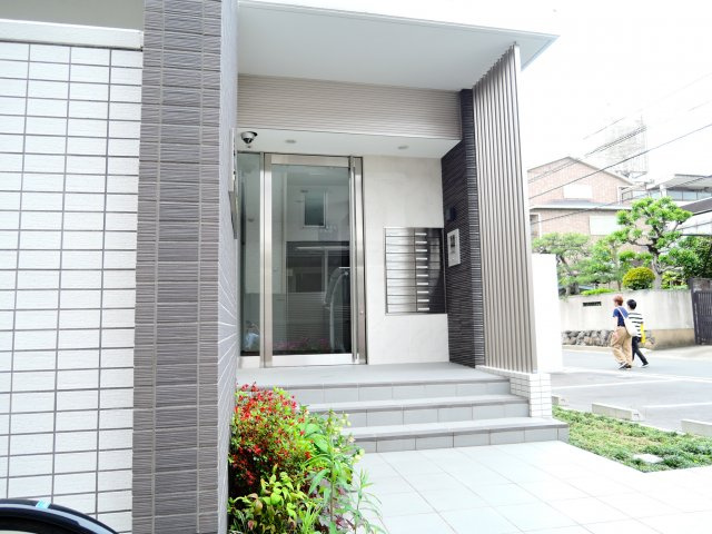 高槻市芥川町３丁目の賃貸マンションのエントランス