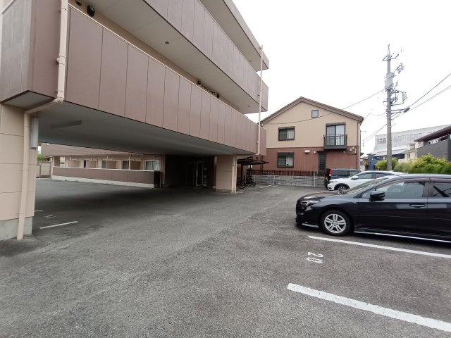 エトワール栄の駐車場