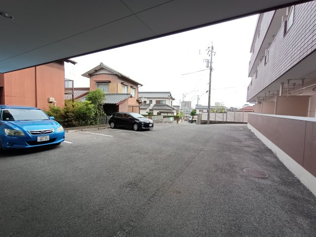 エトワール栄の駐車場