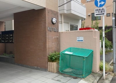 【庭】 | ウィル・ビラ２ | 物件によっては、入居者が個人的に使用できる専用庭がついているものもあります。また、住宅の中にある土間の部分を庭と呼ぶこともあります。庭の用途は住む人によって変わり、それによってデザインもさまざまです。