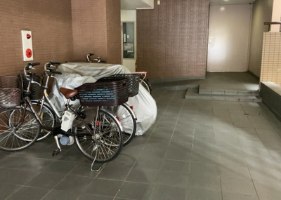 【駐車場】 | ウィル・ビラ２ | 車一台あたりに必要なスペースは、標準サイズの普通自動車で横幅2m50cm、長さ5mは必要になります。ただし、乗降のことも考慮して横幅3m30cm、長さ5m50cmほどは確保できるところを選びましょう。
