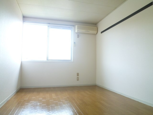 とても明るいお部屋です。エアコンと防犯シャッター付きです♪