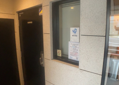 【受付】 | ステージグランデ八王子 | 受付はマンションコンシェルジュがいる場合もあれば、管理人が滞在する小部屋を総称して呼ぶことがあります。主にエントランスに設置されていることから、防犯面でも期待ができます。防犯設備がない場合はより安心！